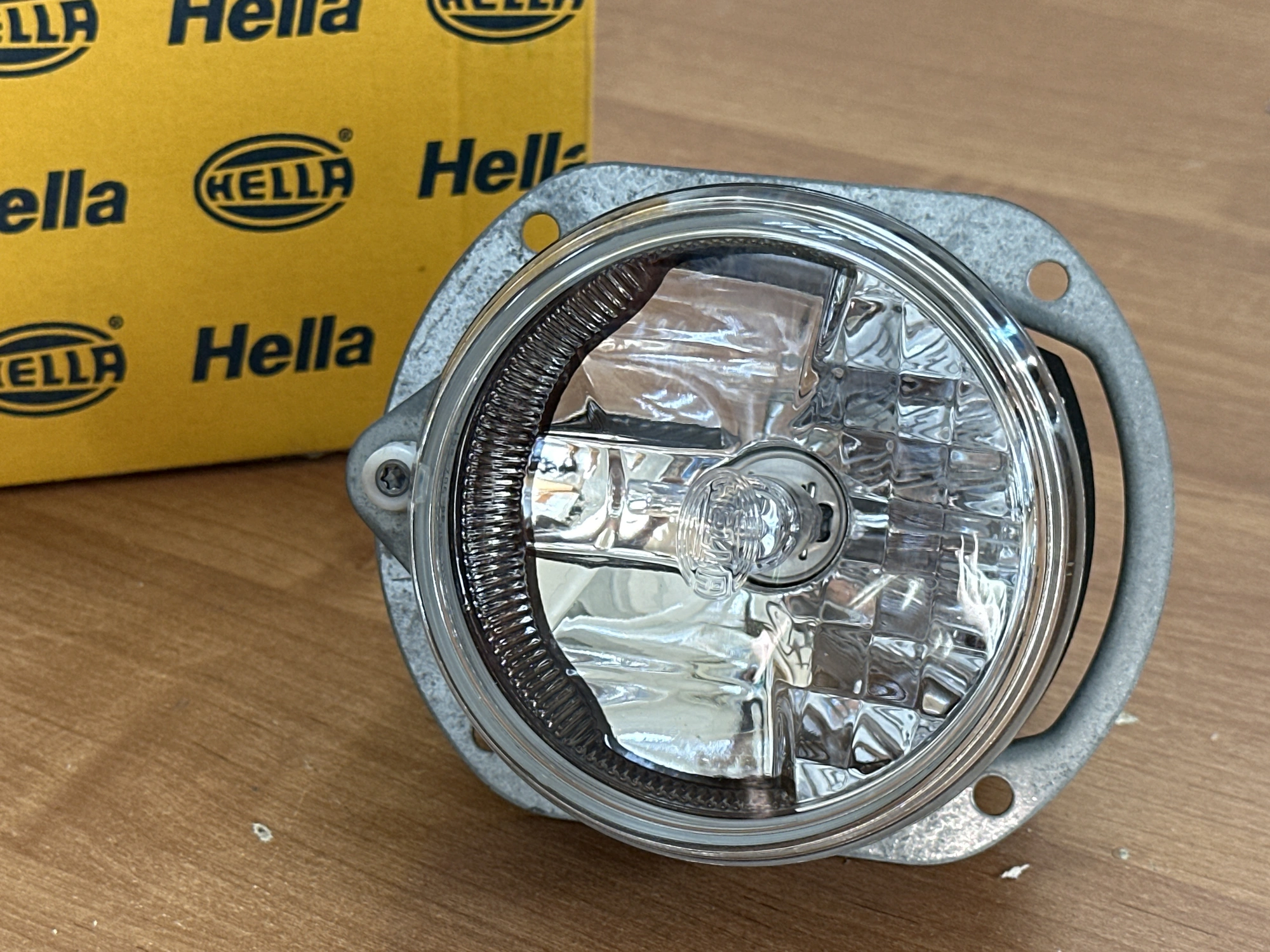 Фара противот.линза ПТФ с ДХО H15 24V HELLA (1N0 010 294-011) — фото